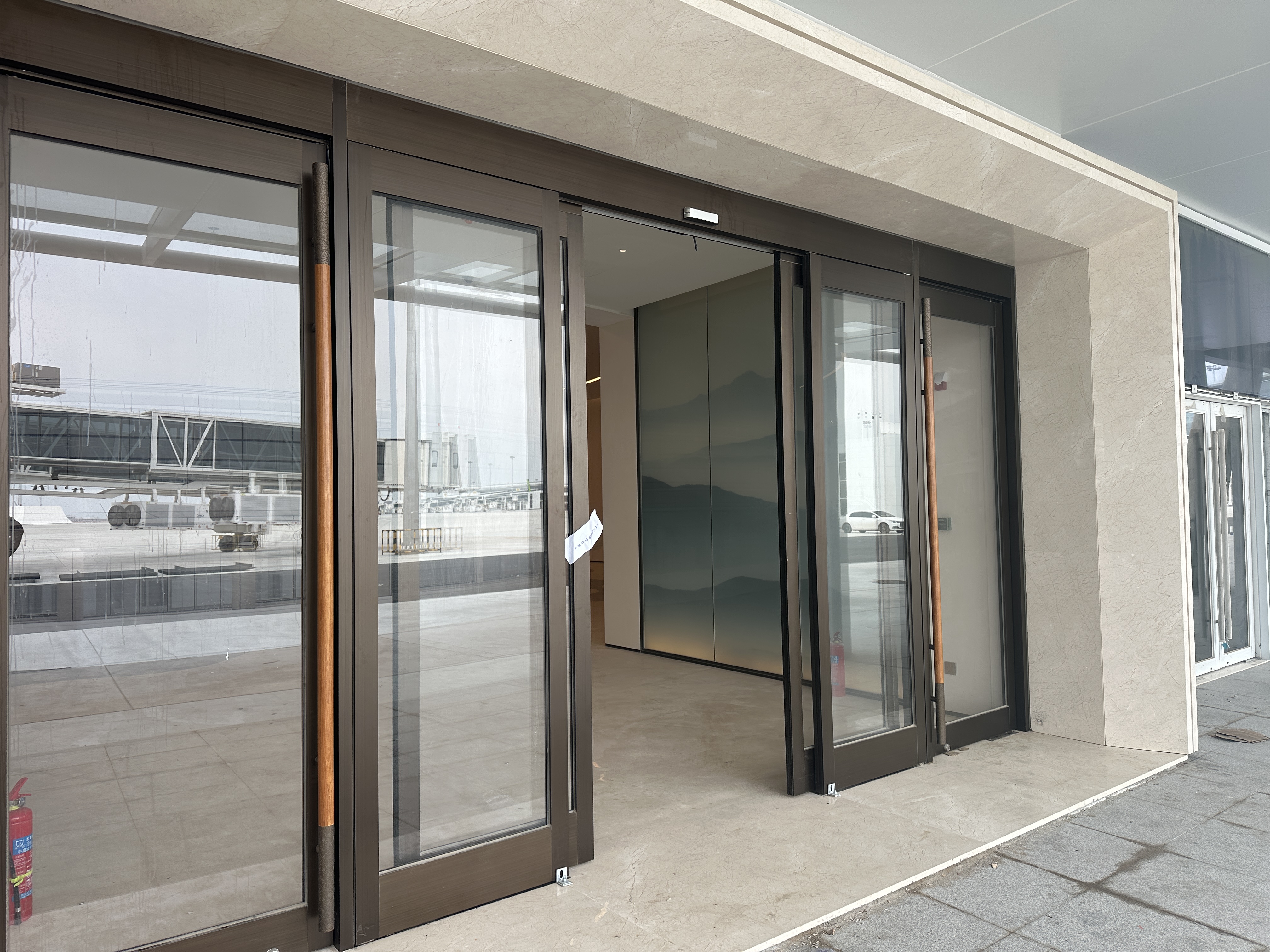 厦门翔安国际机场工程 不锈钢框架自动门2025年自动门项目